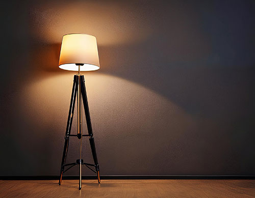 三脚架式落地灯（Tripod Floor Lamp）是一种以三根支撑杆作为底座结构的灯具